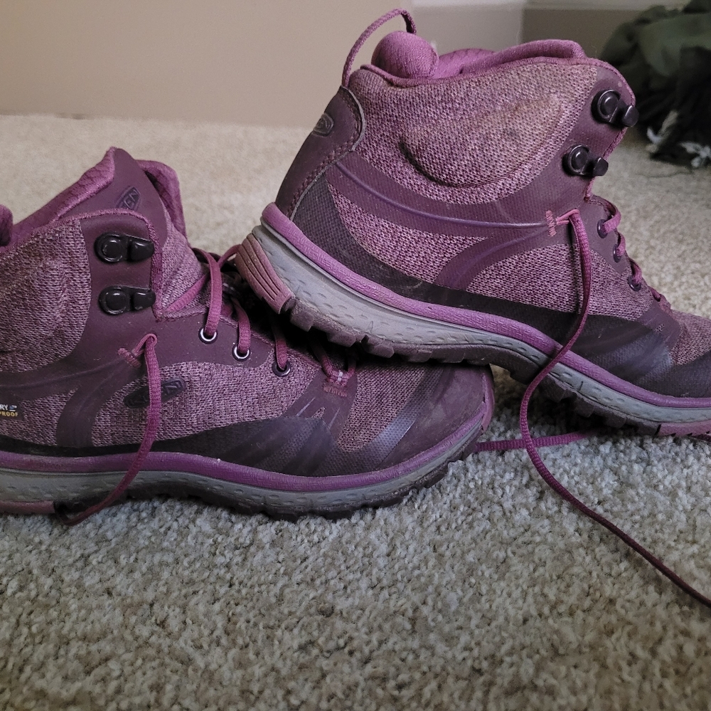 Keen women hiking boots